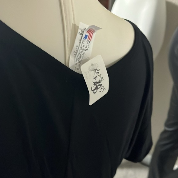 Shark bite hemline in black T-shirt made with rayon size extra large - Picture 4 of 4